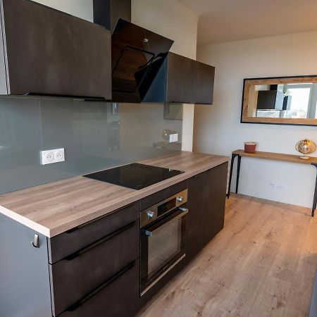 T2 De Standing Climatise Avec Parking Prive, Tram T2 T5, Hopitaux Est Apartman Bron Kültér fotó