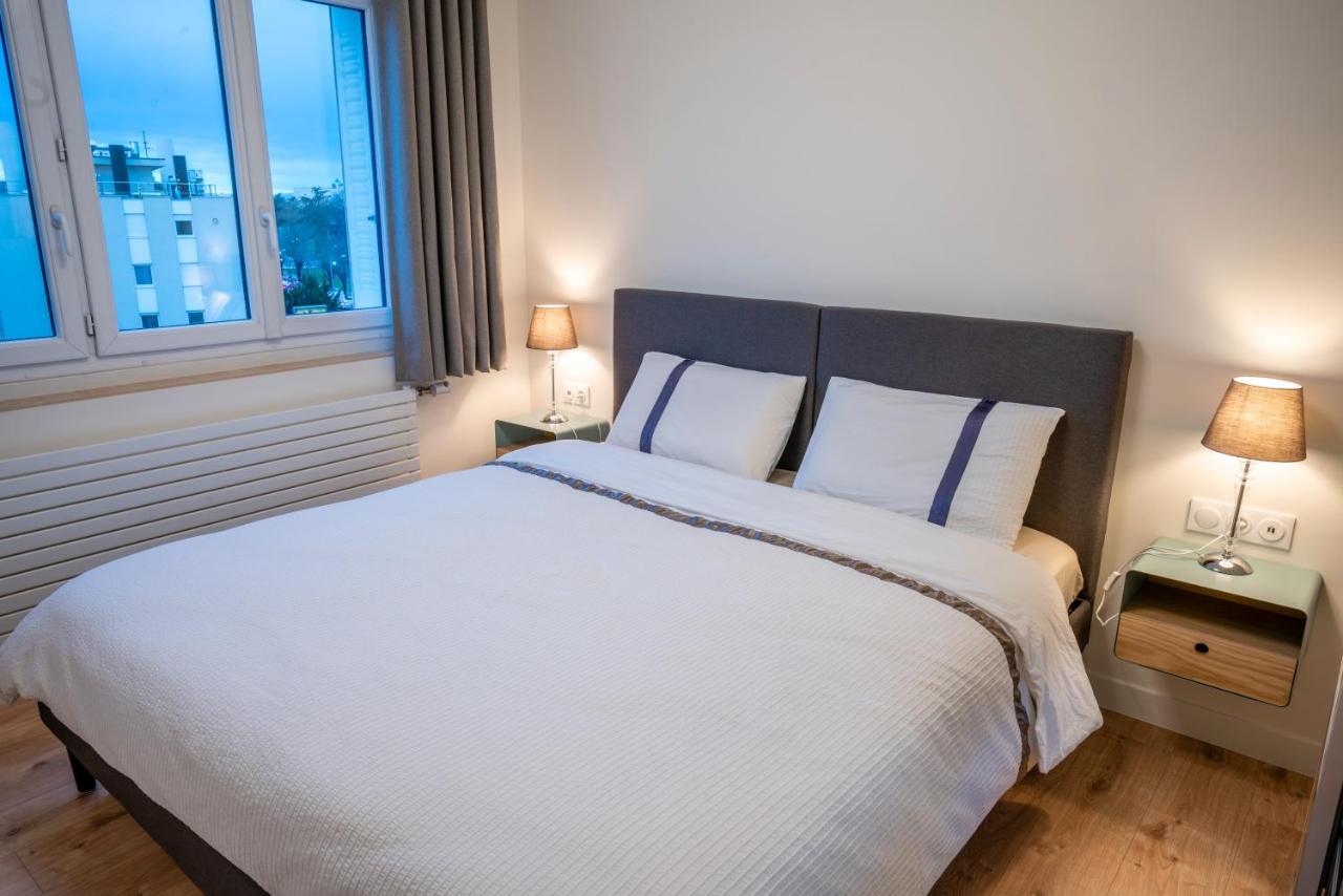 T2 De Standing Climatise Avec Parking Prive, Tram T2 T5, Hopitaux Est Apartman Bron Kültér fotó